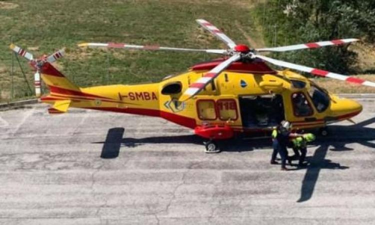 Precipita da un'impalcatura in centro storico: operaio trasferito a Torrette con l'elisoccorso Precipita da un'impalcatura in centro storico: operaio trasferito a Torrette con l'elisoccorso