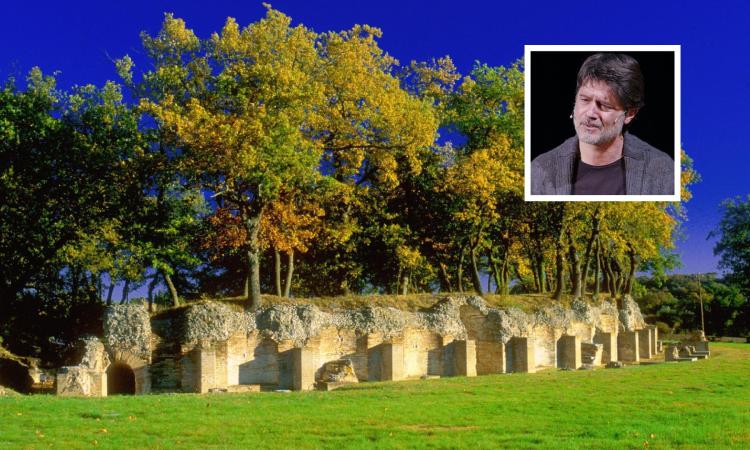 Urbisaglia, Ettore Bassi porta in scena "Il mercante di luce" nell'antico anfiteatro romano