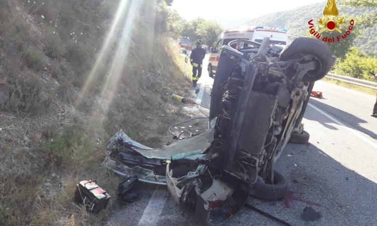 Tremendo scontro tra auto e camion: gravissima una 62enne Tremendo scontro tra auto e camion: gravissima una 62enne