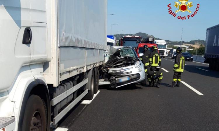 Incidente in A14, auto contro camion: autostrada chiusa al traffico Incidente in A14, auto contro camion: autostrada chiusa al traffico