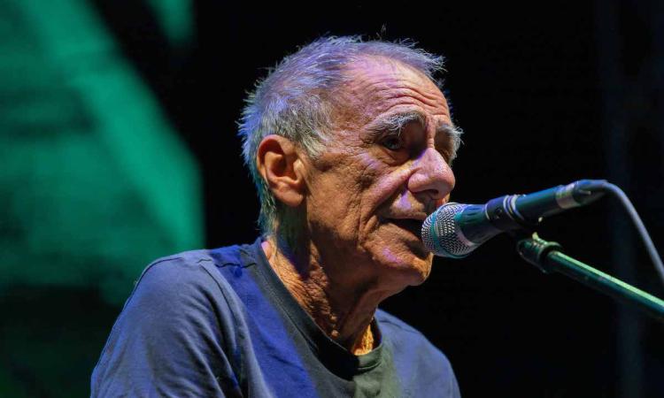 Civitanova Marche, "L’Infinito" di Roberto Vecchioni incanta il pubblico di Piazza XX Settembre Civitanova Marche, "L’Infinito" di Roberto Vecchioni incanta il pubblico di Piazza XX Settembre
