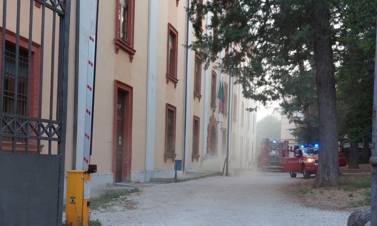 Macerata, scatta l'antifurto nebbiogeno all'Agenzia delle Entrate: arrivano i vigili del fuoco Macerata, scatta l'antifurto nebbiogeno all'Agenzia delle Entrate: arrivano i vigili del fuoco
