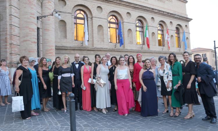 Macerata Opera Festival, una Tosca per le grandi occasioni: abiti sgargianti, papillon e ultra eleganza allo Sferisterio (FOTO)