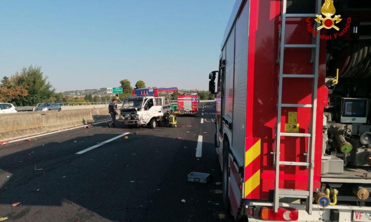 Incidente in A14, scontro tra furgone e camion: un ferito trasferito d'urgenza a Torrette