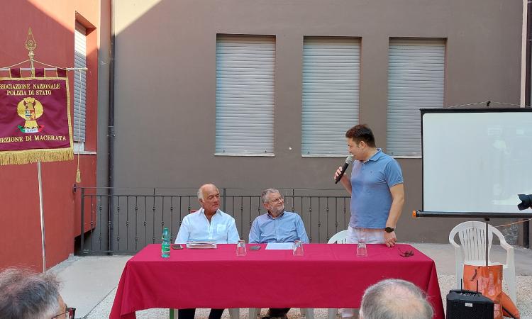 Caldarola, presentato il libro "All'inseguimento dei malfattori" dell'ufficio storico della Polizia Caldarola, presentato il libro "All'inseguimento dei malfattori" dell'ufficio storico della Polizia