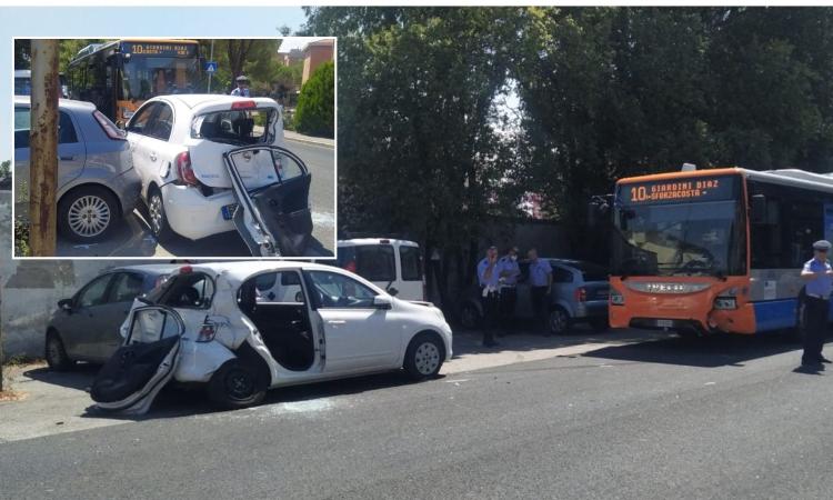 Macerata, violento scontro tra auto e bus: donna estratta dalle lamiere e trasferita a Torrette (FOTO) Macerata, violento scontro tra auto e bus: donna estratta dalle lamiere e trasferita a Torrette (FOTO)