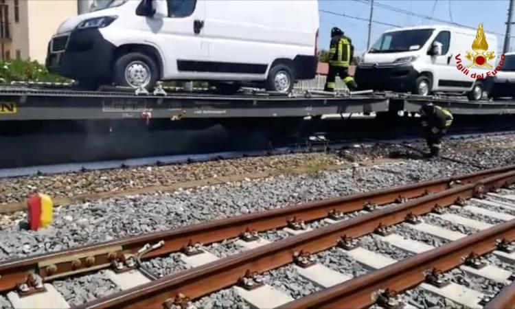 A fuoco i freni di un treno merci: vigili del fuoco del fuoco al lavoro in stazione A fuoco i freni di un treno merci: vigili del fuoco del fuoco al lavoro in stazione