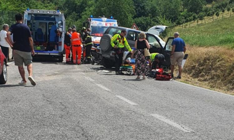 Sarnano, scontro frontale all'altezza di una semicurva: giovane soccorso in eliambulanza (FOTO)