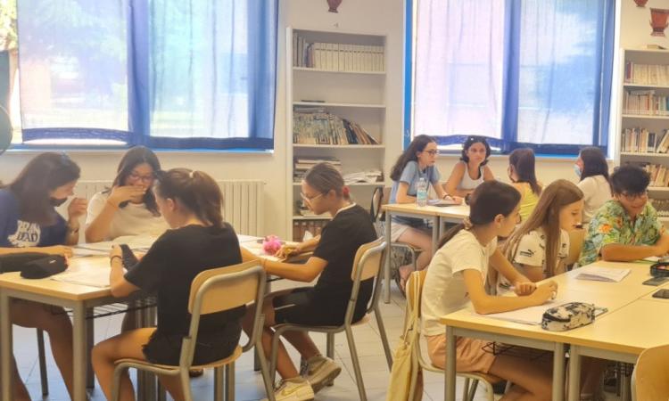 Civitanova -"Rosa, rosae, rosae": lezioni di latino alla scuola Mestica Civitanova -"Rosa, rosae, rosae": lezioni di latino alla scuola Mestica