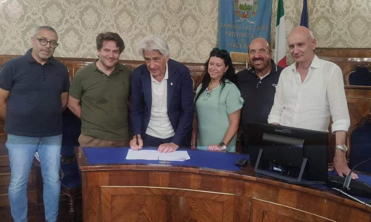 Macerata, rifiuti agricoli: siglato un nuovo accordo per lo smaltimento Macerata, rifiuti agricoli: siglato un nuovo accordo per lo smaltimento
