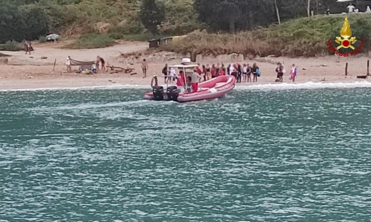 Bagnanti sorpresi dalla pioggia e 'intrappolati' in spiaggia: 32 persone soccorse con i gommoni