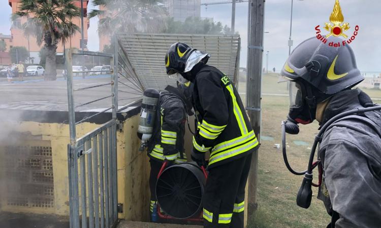 Contatori a fuoco a due passi dalla spiaggia: intervengono i vigili del fuoco (FOTO e VIDEO)