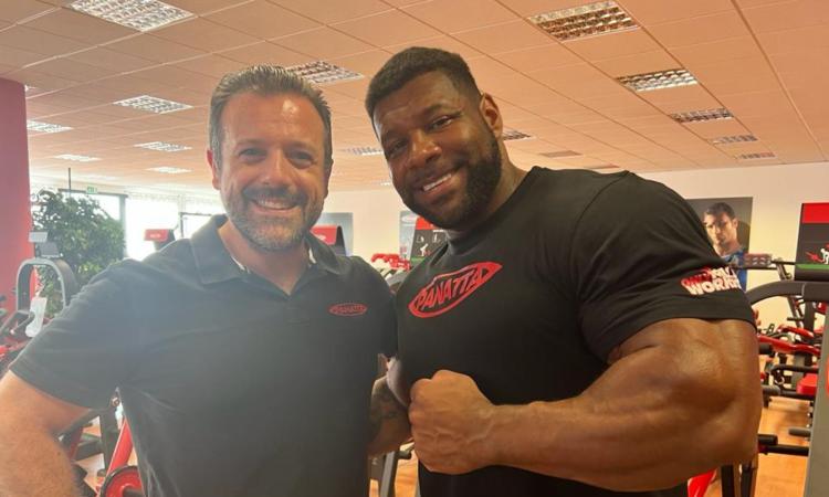 Apiro, il bodybuilder Nathan de Asha visita l'azienda Panatta: "Macchinari unici e sicuri"