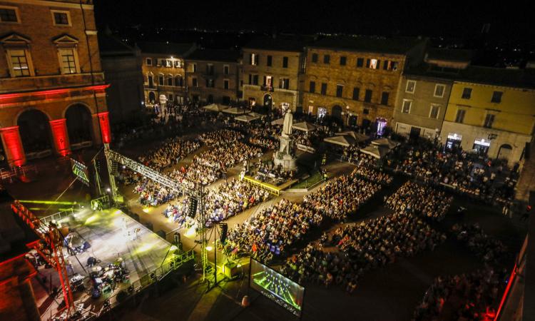 Recanati, termina "Lunaria": Irene Grandi riempie la piazza con il suo ritmo blues Recanati, termina "Lunaria": Irene Grandi riempie la piazza con il suo ritmo blues