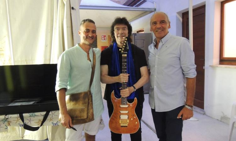 Porto Recanati, il concerto di Steve Hackett dei Genesis riempie l'Arena Gigli di 1600 persone Porto Recanati, il concerto di Steve Hackett dei Genesis riempie l'Arena Gigli di 1600 persone