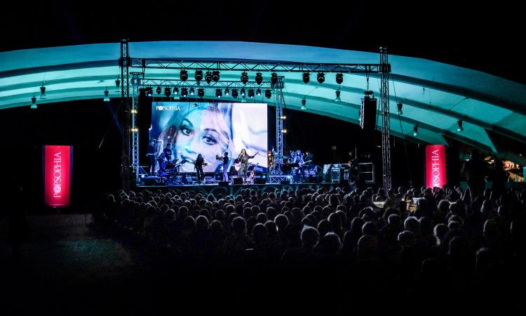 Civitanova, la "rivoluzione gentile" di Raffaella Carrà a Rocksophia: oggi omaggio a Lucio Dalla