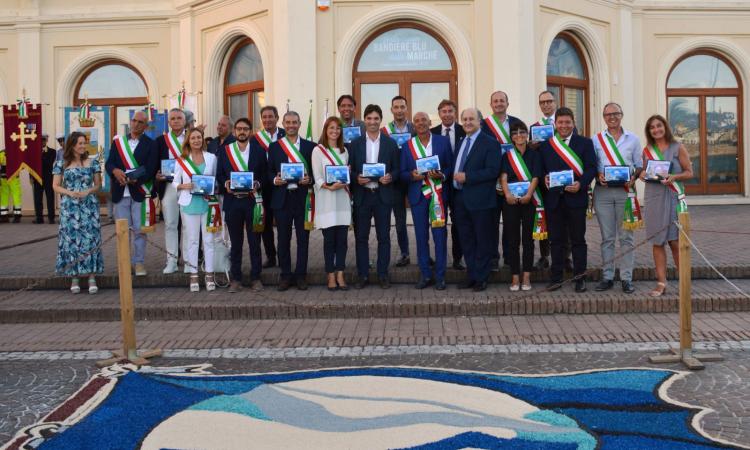 Festa per 17 comuni: Porto Recanati capitale delle Bandiere Blu marchigiane Festa per 17 comuni: Porto Recanati capitale delle Bandiere Blu marchigiane