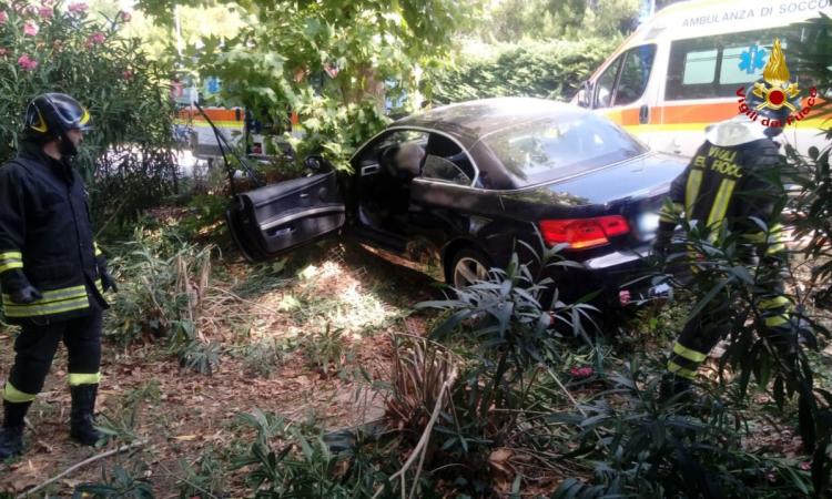 Auto esce di strada e si schianta contro un albero: 55enne soccorso in eliambulanza