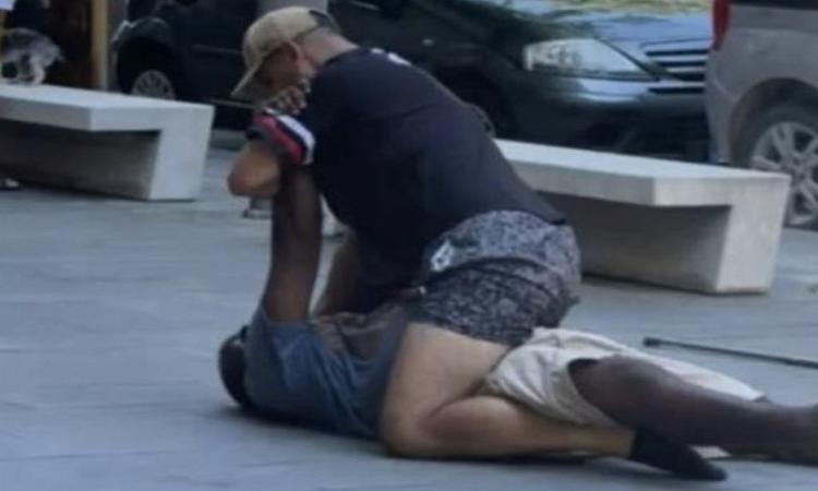 Omicidio Civitanova - Alika morto per schiacciamento del corpo, forse soffocato Omicidio Civitanova - Alika morto per schiacciamento del corpo, forse soffocato