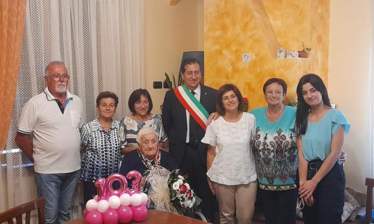 Giuseppa Paoloni spegne 103 candeline: è festa a San Ginesio Giuseppa Paoloni spegne 103 candeline: è festa a San Ginesio