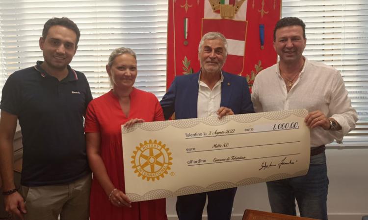 Mille euro per famiglie in difficoltà: il dono del Rotary club Tolentino Mille euro per famiglie in difficoltà: il dono del Rotary club Tolentino