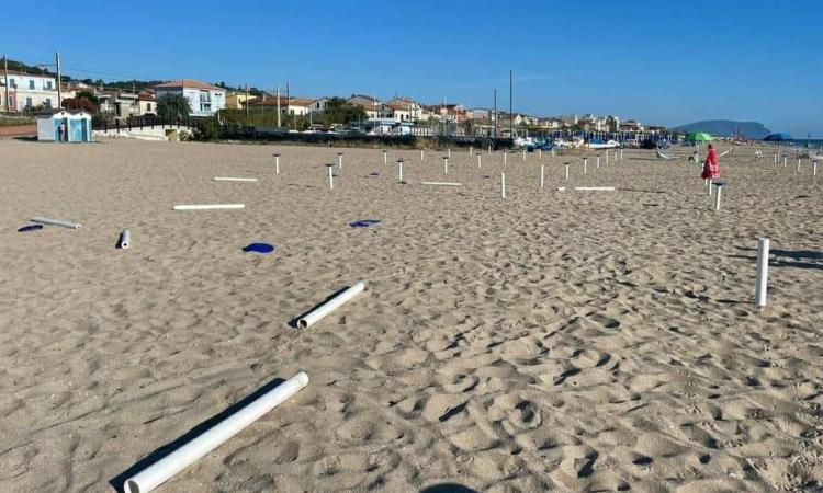 Potenza Picena, atti vandalici sulla spiaggia libera. Il Comune: "Pronti alla denuncia"