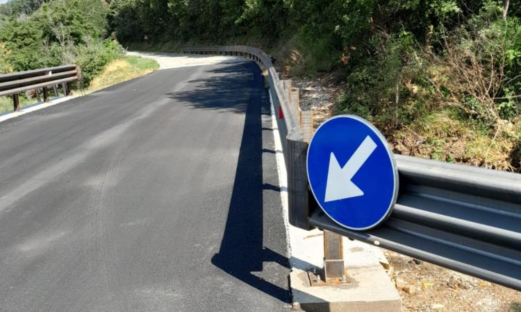 Nuovo guard rail sulla provinciale Apirese, gli abitanti della zona protestano Nuovo guard rail sulla provinciale Apirese, gli abitanti della zona protestano