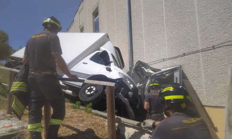 Camerino, camioncino si sfrena e finisce contro edificio dell'università (FOTO) Camerino, camioncino si sfrena e finisce contro edificio dell'università (FOTO)