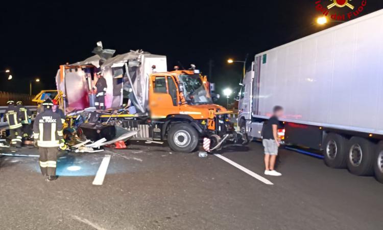 Incidente in A14, camion si schianta contro le barriere autostradali