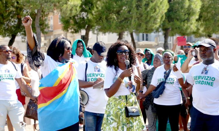 Civitanova, il grido di giustizia per Alika. “Il razzismo esiste, fermiamo la macchina dell’odio” (FOTO e VIDEO) Civitanova, il grido di giustizia per Alika. “Il razzismo esiste, fermiamo la macchina dell’odio” (FOTO e VIDEO)