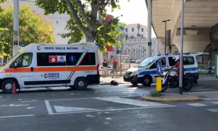 Travolto da un'autocisterna alla fermata del bus: muore un 21enne