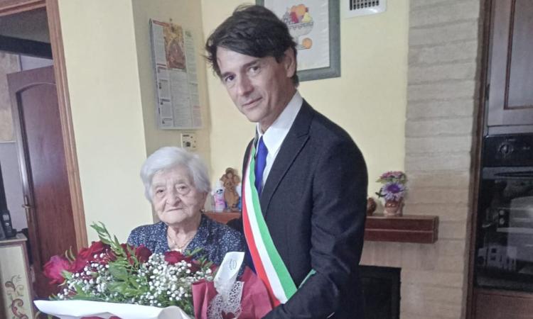 Nonna Gina compie 100 anni: Appignano festeggia una nuova centenaria Nonna Gina compie 100 anni: Appignano festeggia una nuova centenaria