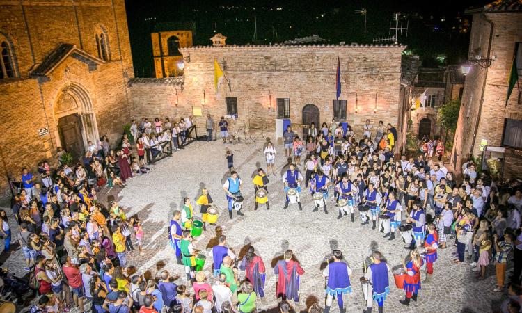 Inaugura con lo spettacolo "fuoco" Castrum Sarnani, il Medioevo che ritorna Inaugura con lo spettacolo "fuoco" Castrum Sarnani, il Medioevo che ritorna