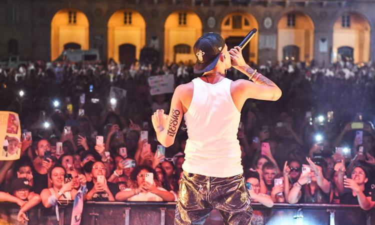 AKA 7even show a Civitanova: piazza XX Settembre gremita