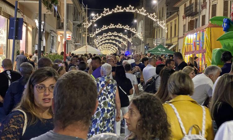 Castelraimondo, serata ‘tutto esaurito’ per Polvere di Stelle. “Merito di associazioni e attività commerciali” Castelraimondo, serata ‘tutto esaurito’ per Polvere di Stelle. “Merito di associazioni e attività commerciali”