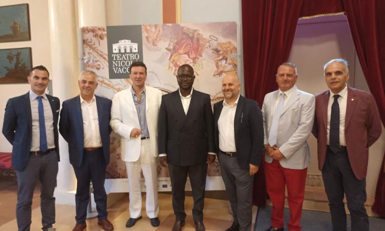 Tolentino, Sclavi accoglie in Comune il ministro del lavoro del Ghana Tolentino, Sclavi accoglie in Comune il ministro del lavoro del Ghana