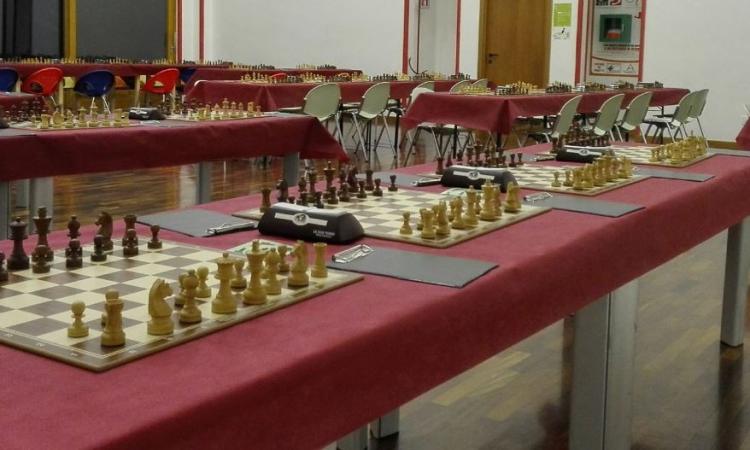 Morrovalle, silenzio e cellulari spenti: a Ferragosto torna il torneo degli scacchi Morrovalle, silenzio e cellulari spenti: a Ferragosto torna il torneo degli scacchi