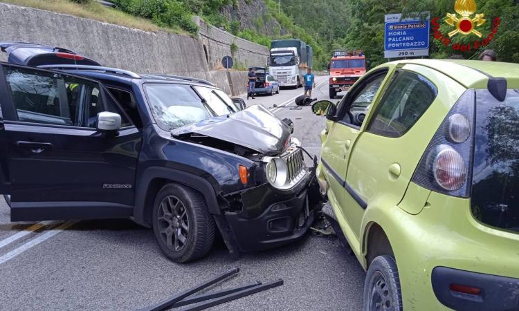 Scontro fra tre auto lungo la provinciale: due feriti, uno soccorso d'urgenza in eliambulanza Scontro fra tre auto lungo la provinciale: due feriti, uno soccorso d'urgenza in eliambulanza