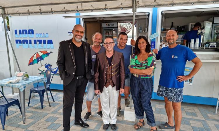 Civitanova, un successo la serata di Ferragosto al 'Lido della Polizia': mattatore Giuseppe Trisolini