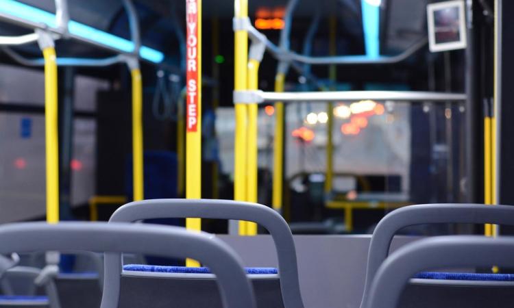 Civitanova, a bordo del bus senza biglietto minacciano il controllore: denunciati due uomini