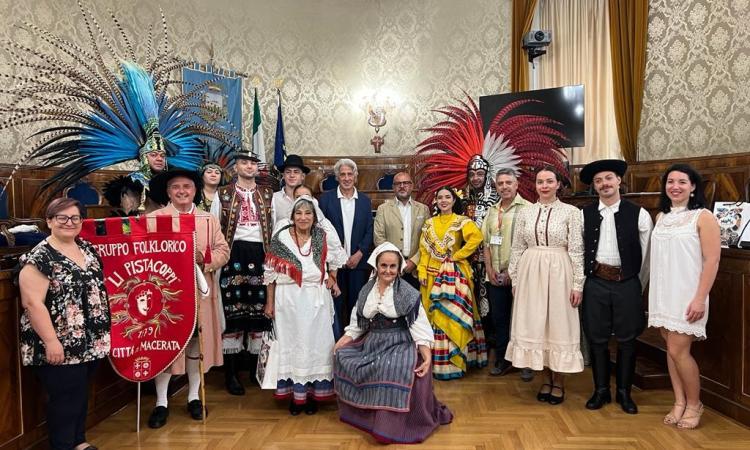 Macerata diventa la capitale del Folklore: Parcaroli accoglie gruppi dal Messico e di origine azteca