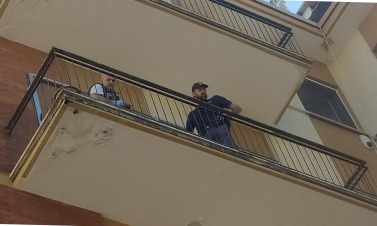 Macerata, precipita dal balcone: uomo trasferito d'urgenza a Torrette