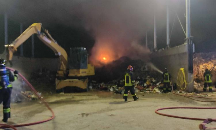 Tolentino, scoppia incendio al Cosmari: bruciano cumuli di rifiuti in un deposito Tolentino, scoppia incendio al Cosmari: bruciano cumuli di rifiuti in un deposito