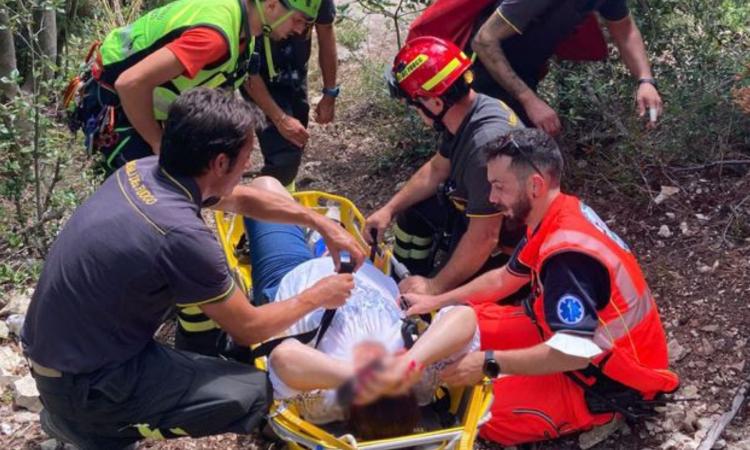 Si infortuna alla caviglia mentre fa trekking: donna soccorsa in barella Si infortuna alla caviglia mentre fa trekking: donna soccorsa in barella