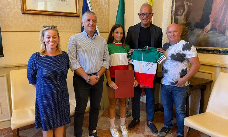 Civitanova, campionessa d'Italia di ciclismo a 14 anni: Ciarapica riceve Rebecca Fiscarelli