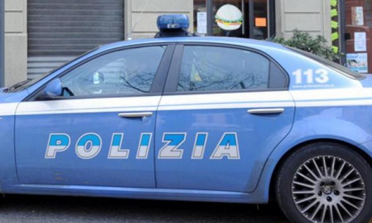 Donna litiga con il fidanzato poi minaccia il suicidio: salvata dall'intervento della polizia Donna litiga con il fidanzato poi minaccia il suicidio: salvata dall'intervento della polizia