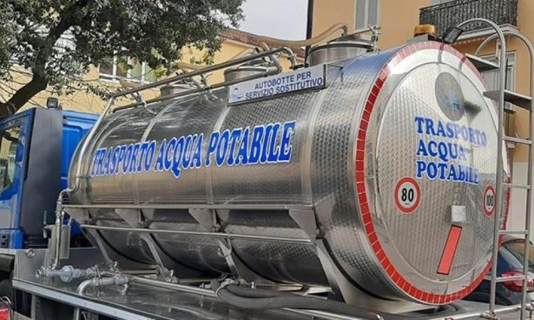 Camerino, improvvisa rottura dell'acquedotto Collattoni: il comune resta senza acqua potabile