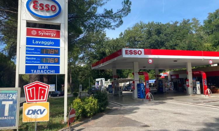 Macerata, continua a salire il costo del carburante: "A rimetterci sono sempre i cittadini" (FOTO)