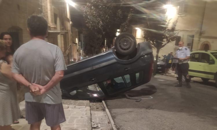 Macerata, sbandano con l'auto e si ribaltano: ragazzo sospettato di guida in stato di ebbrezza (FOTO)