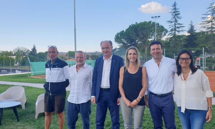 Tolentino, via alla seconda edizione della 24h Tennis e Padel. Vezzali: "Lo sport per tutti e di tutti"